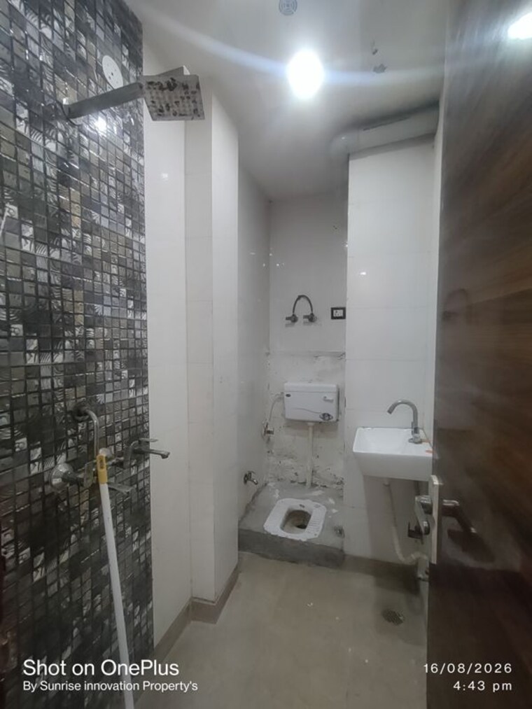 Bathroom, dwarka mor 2 Bedroom 60 Sq.Yd. Builder Floor In Dwarka Mor Delhi 10600796