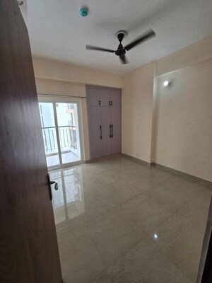 Room in 3 BHK Apartment at Amrapali Terrace Homes, Tech Zone 4 Greater Noida – for Sale