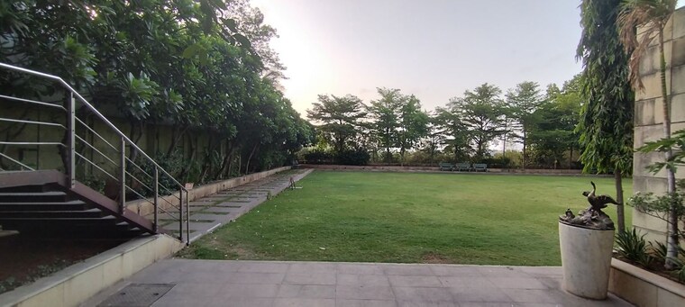 Garden, piplod 5 Bedroom 5800 Sq.Ft. Apartment In Piplod Surat 10480001