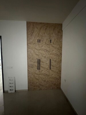 Furnished Amenities in 2.5 BHK Builder Floor at Smart World Orchard, Sector 61 – for Rent
