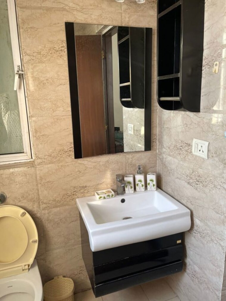Bathroom, dlf-regency-park-i 2 Bedroom 1200 Sq.Ft. Apartment In Dlf Phase iv Gurgaon 10600911