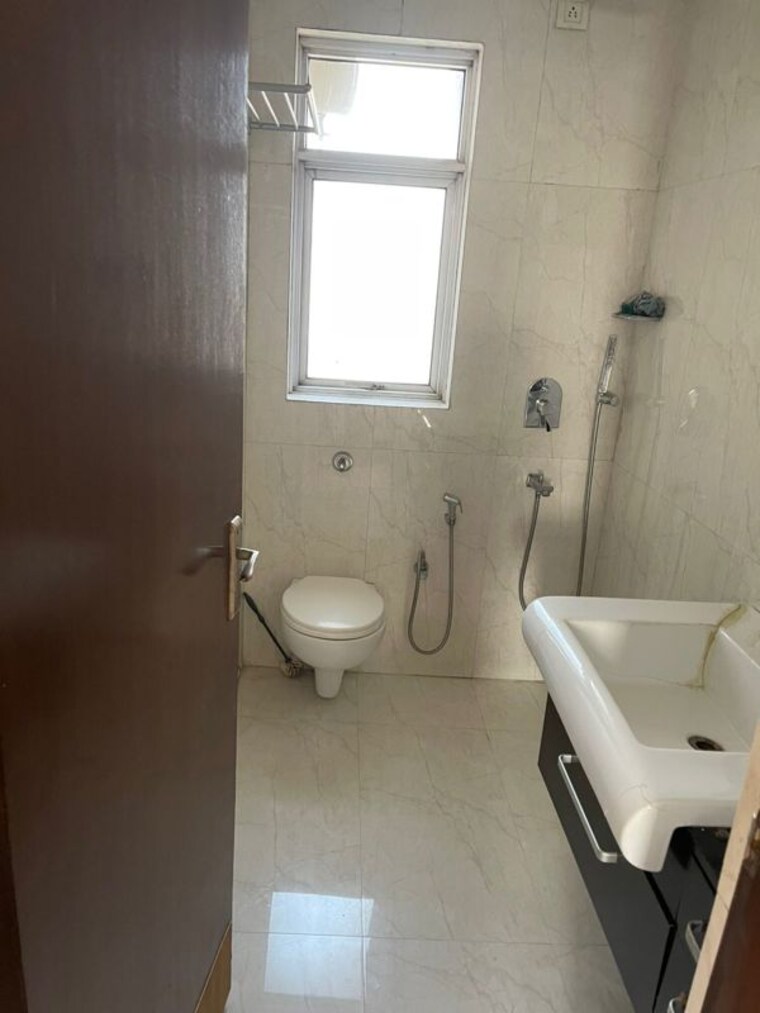 Bathroom, dlf-regency-park-i 2 Bedroom 1200 Sq.Ft. Apartment In Dlf Phase iv Gurgaon 10600911