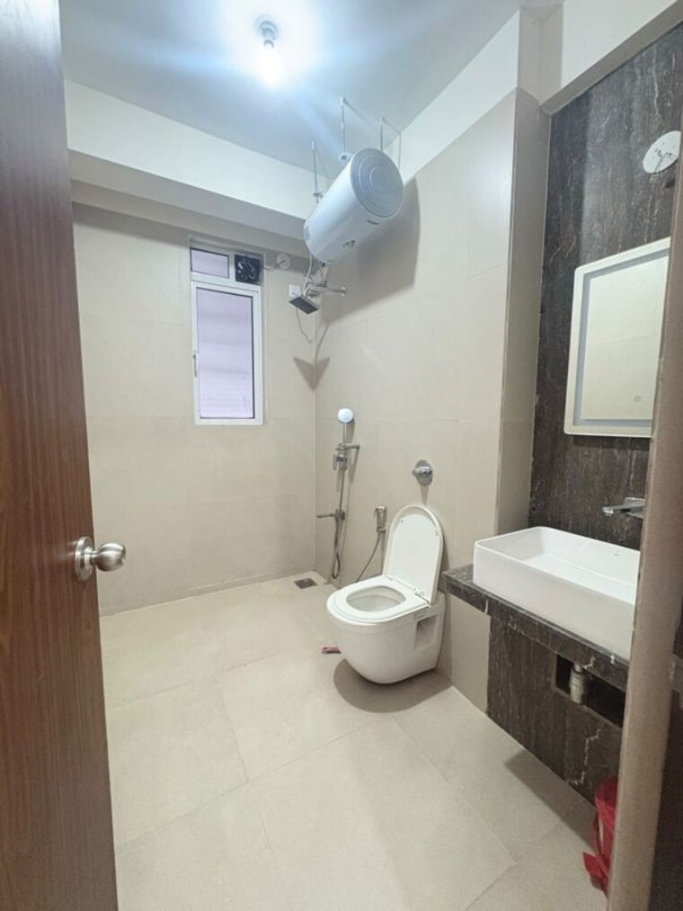 Bathroom, lodha-high-end 3.5 Bedroom 1500 Sq.Ft. Apartment In Kapur Bawdi Thane 10600916