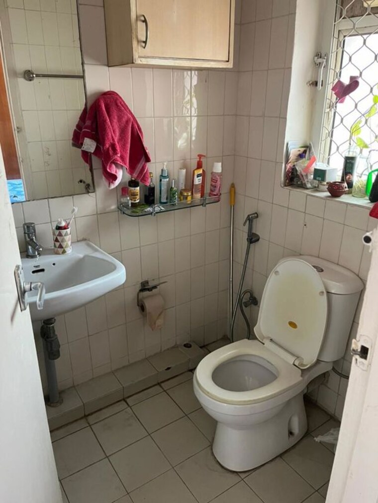 Bathroom, dlf-the-princeton-estate 2 Bedroom 1050 Sq.Ft. Apartment In Dlf Phase V Gurgaon 10600935