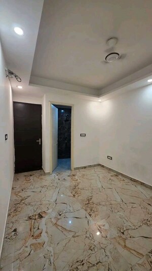 Room in 3 BHK Apartment at Chattarpur – for Rent