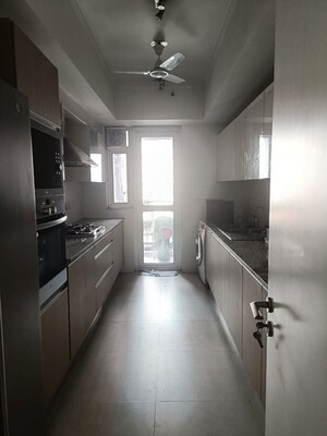 Building Lobby in 3.5 BHK Apartment at DLF Park Place, Sector 54 – for Rent