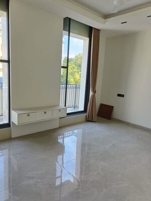 Room in 4 BHK Builder Floor at Ulsoor Lake – for Rent