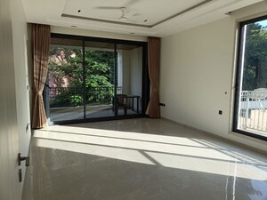 Room in 4 BHK Builder Floor at Ulsoor Lake – for Rent
