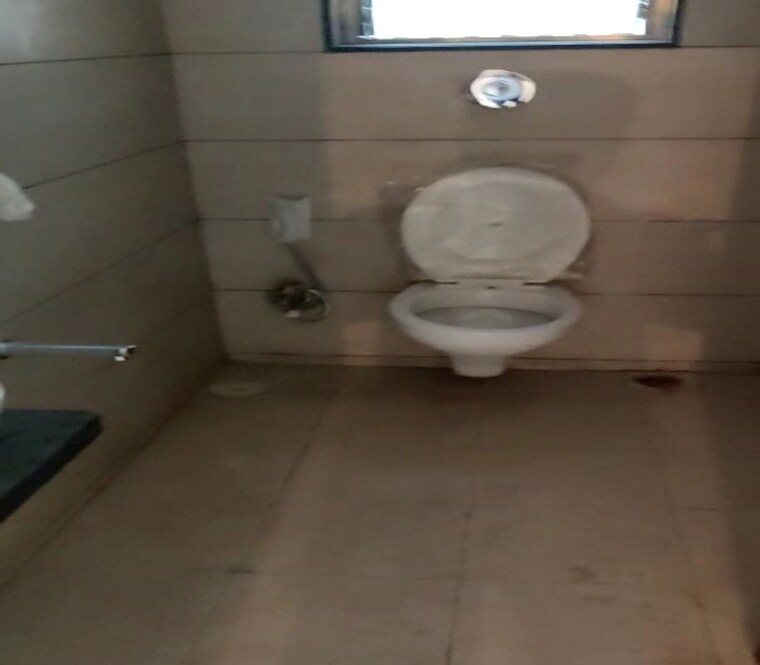 Bathroom, dadar east 2 Bedroom 650 Sq.Ft. Apartment In Dadar East Mumbai 10601117