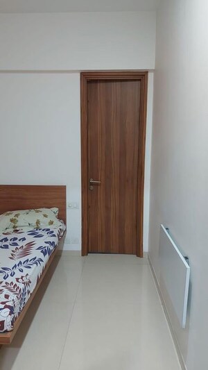 Room in 2 BHK Apartment at Kalpataru Parkcity Sunrise, Kolshet Road – for Sale