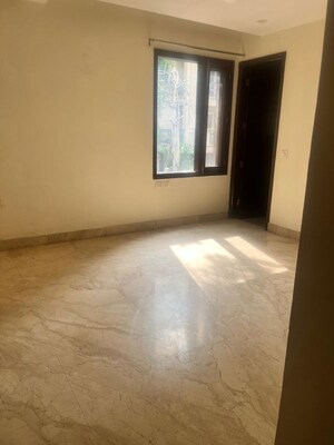 Room in 3 BHK Builder Floor at Navjeevan Vihar – for Rent