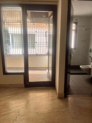 Room in 3 BHK Builder Floor at Navjeevan Vihar – for Rent