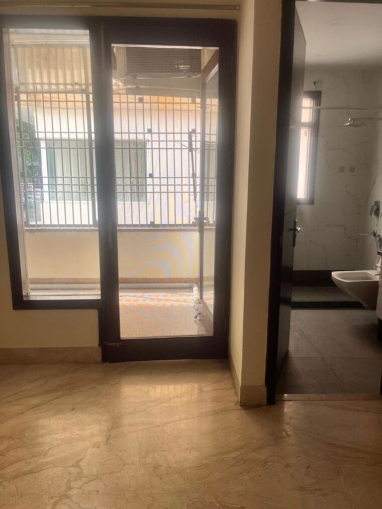 Room, navjeevan vihar 3 Bedroom 200 Sq.Yd. Builder Floor In Navjeevan Vihar Delhi 10601192