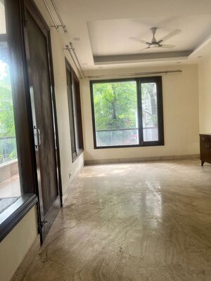 Room in 3 BHK Builder Floor at Navjeevan Vihar – for Rent