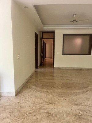 Room in 3 BHK Builder Floor at Navjeevan Vihar – for Rent