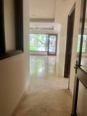 Room in 3 BHK Builder Floor at Navjeevan Vihar – for Rent