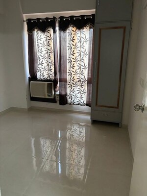 Room in 2.5 BHK Apartment at Signature Global The Millennia, Sector 37d – for Rent