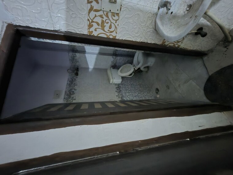 Attached Bathroom, mayur vihar 2.5 Bedroom 450 Sq.Ft. Builder Floor In Mayur Vihar Delhi 10601254