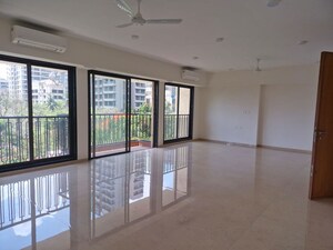 Room in 5 BHK Apartment at Mirchandani Triton, Santacruz West – for Sale
