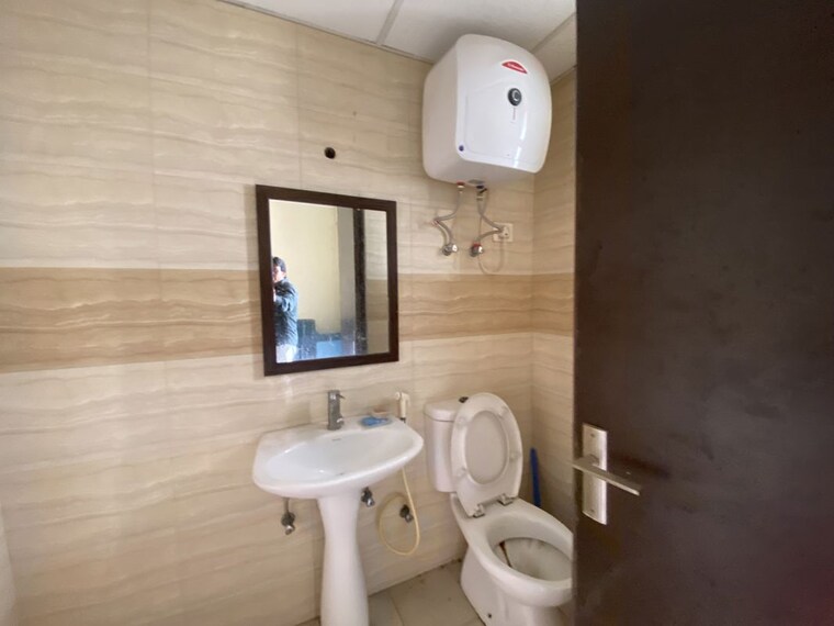 Bathroom, sector 106 2 Bedroom 950 Sq.Ft. Builder Floor In Sector 106 Noida 10601288