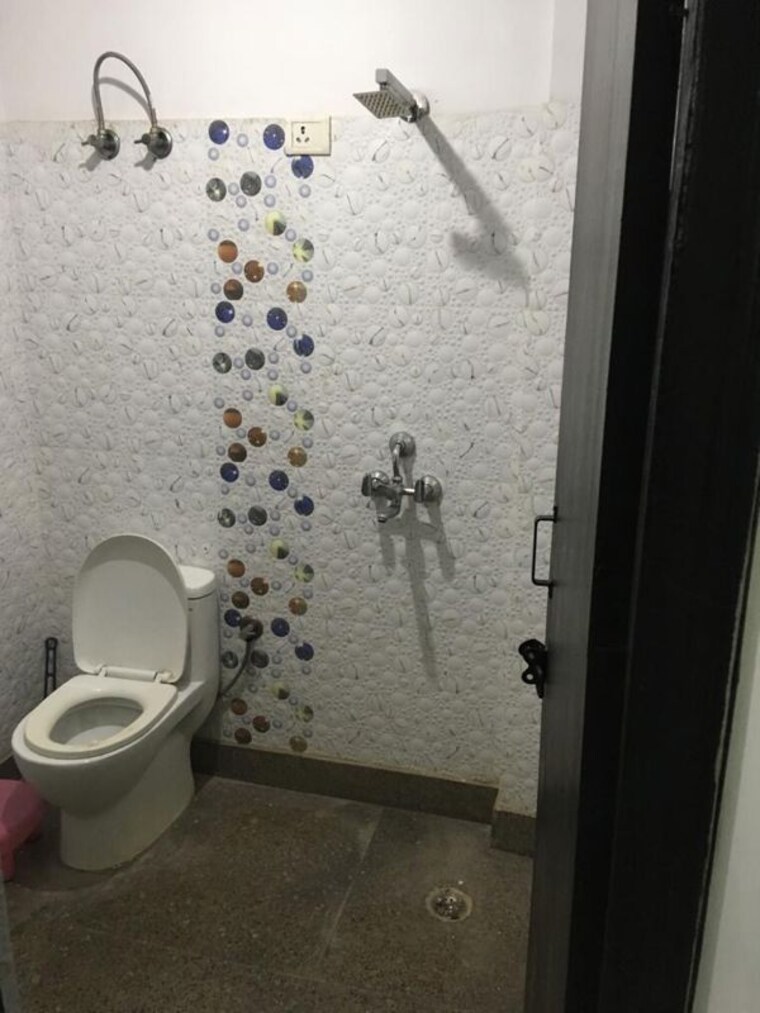 Bathroom, palam vihar  70 Sq.Yd. Builder Floor In Palam Vihar Gurgaon 10601308