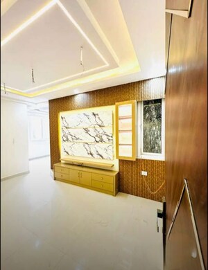 Room in 3 BHK Apartment at Experion Capital, Gomti Nagar – for Rent
