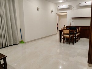Room in 3 BHK Apartment at Parsvnath Planet Plaza, Gomti Nagar – for Rent