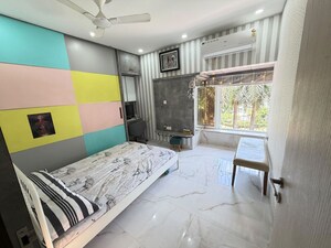 Bedroom in 3.5 BHK Apartment at Tarapore Gardens, Andheri West – for Rent