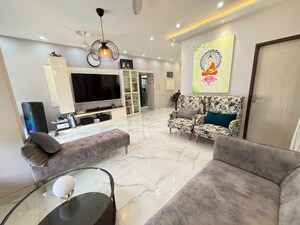 3.5 BHK Apartment For Rent in Tarapore Gardens, Andheri West