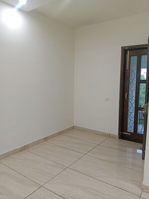 Room in 1.5 BHK Builder Floor at Ansals Sushant City – for Rent