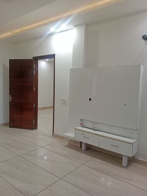 Room in 1.5 BHK Builder Floor at Ansals Sushant City – for Rent
