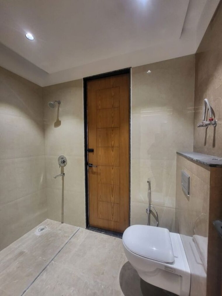 Bathroom, green fields colony 3 Bedroom 1300 Sq.Ft. Builder Floor In Green Fields Colony Faridabad 10601528