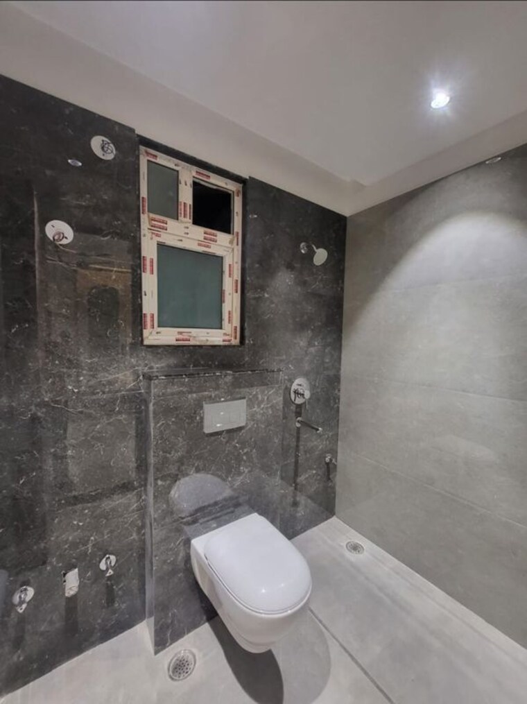 Bathroom, green fields colony 3 Bedroom 1300 Sq.Ft. Builder Floor In Green Fields Colony Faridabad 10601528