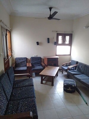 Living Room in 2 BHK Apartment at Sukhdev Vihar – for Rent