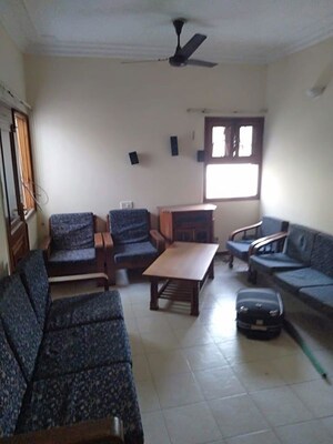 Living Room in 2 BHK Apartment at Sukhdev Vihar – for Rent