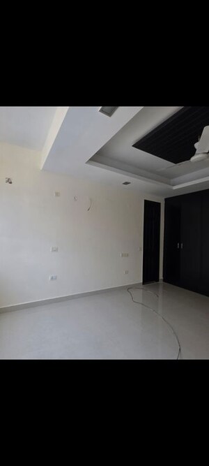 Building Lobby in 4 BHK Penthouse at Mahagun Maestro, Sector 50 – for Rent