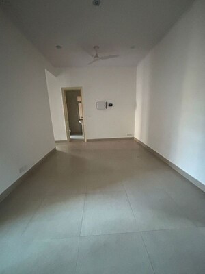 Room in 2.5 BHK Apartment at Gaur City 5th Avenue, Sector 4 Greater Noida – for Sale