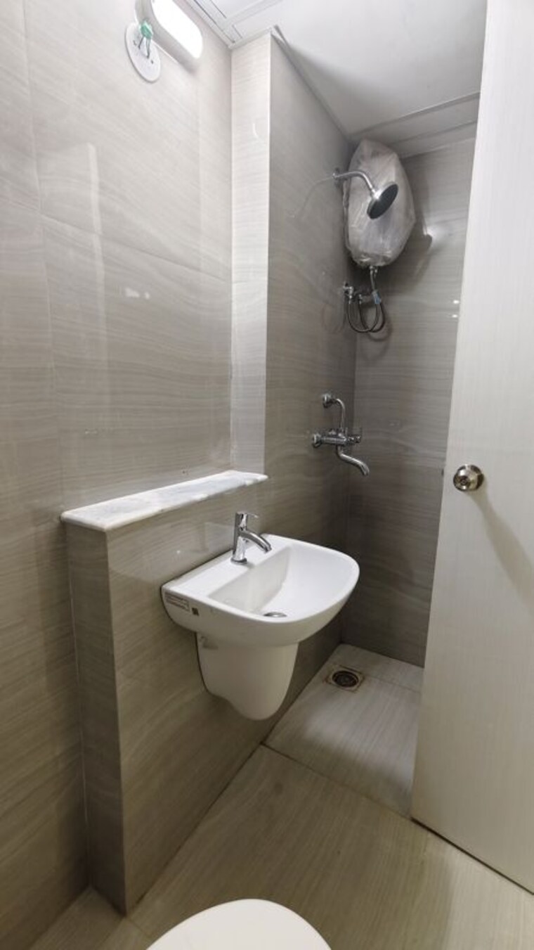 Bathroom, runwal-gardens-phase-i 1.5 Bedroom 665 Sq.Ft. Apartment In Dombivli East Thane 10601671