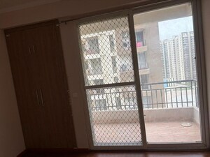 Room in 3 BHK Apartment at Amrapali Kingswood, Sector 4 Greater Noida – for Sale