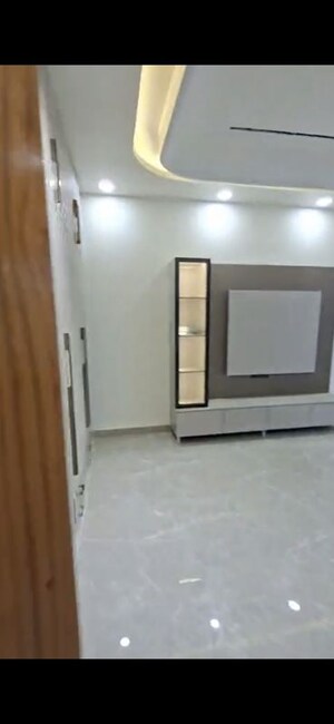 Room in 4 BHK Builder Floor at Sector 85 – for Rent