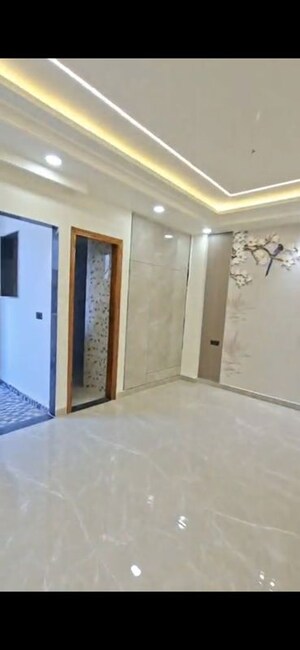 Room in 4 BHK Builder Floor at Sector 85 – for Rent