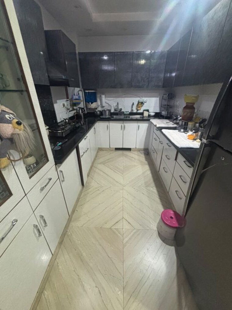 Kitchen, ashok vihar 4 Bedroom 250 Sq.Yd. Apartment In Ashok Vihar Delhi 10596594