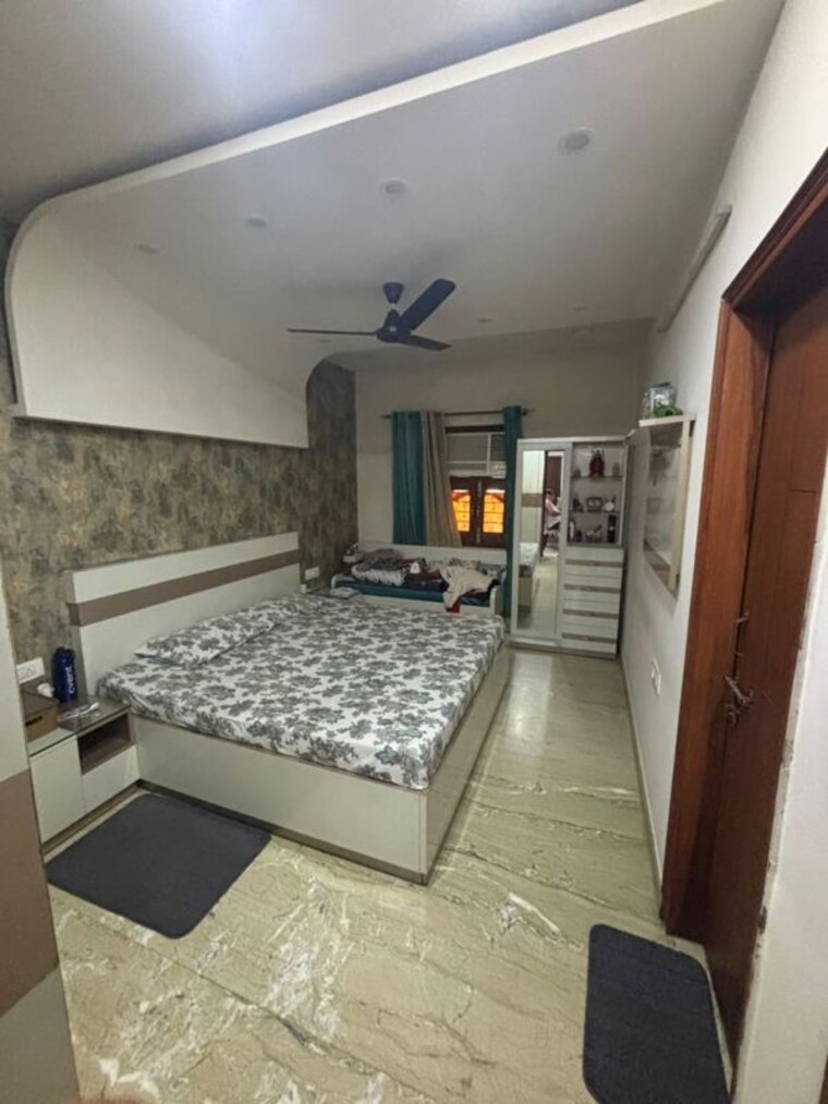 Kitchen, ashok vihar 4 Bedroom 250 Sq.Yd. Apartment In Ashok Vihar Delhi 10596594