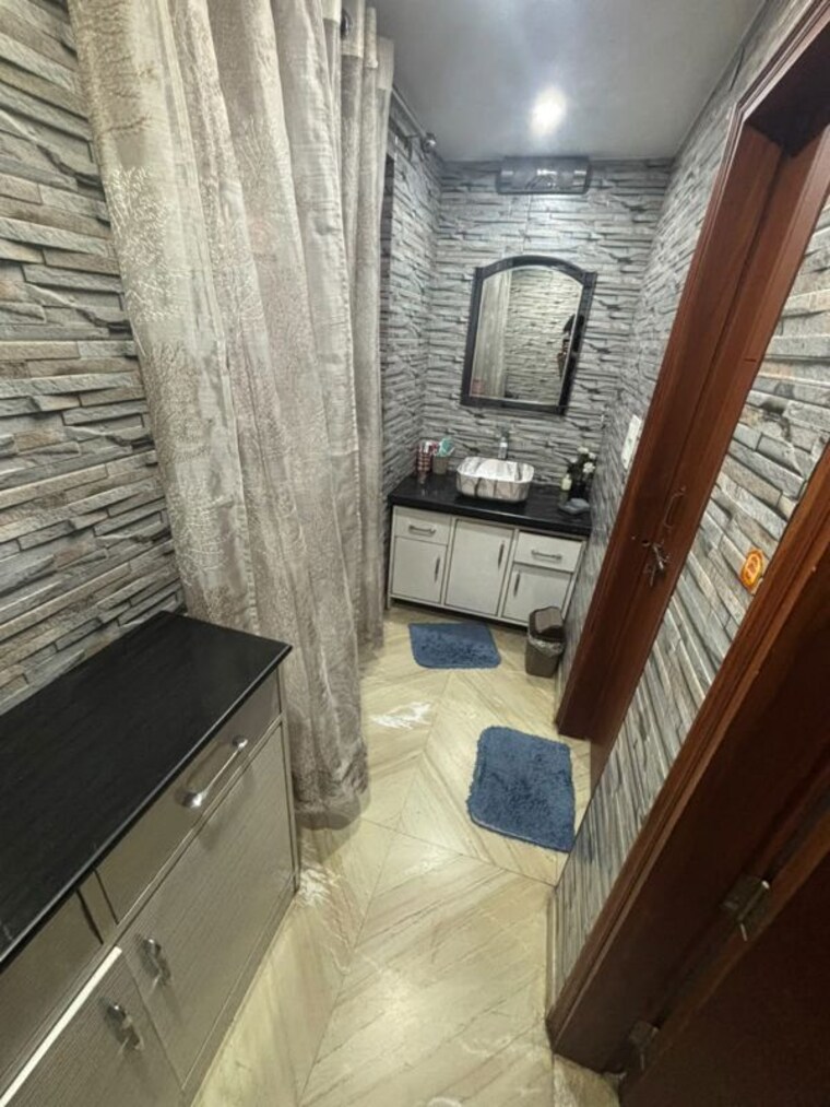 Balcony, ashok vihar 4 Bedroom 250 Sq.Yd. Apartment In Ashok Vihar Delhi 10596594
