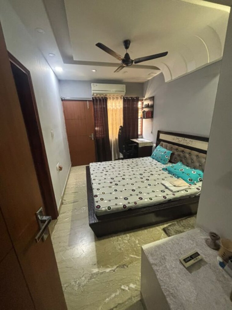 Bedroom, ashok vihar 4 Bedroom 250 Sq.Yd. Apartment In Ashok Vihar Delhi 10596594