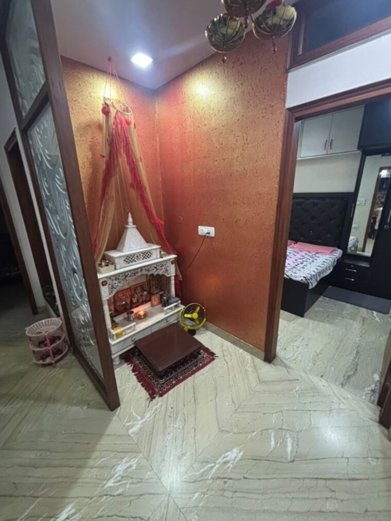 Bedroom, ashok vihar 4 Bedroom 250 Sq.Yd. Apartment In Ashok Vihar Delhi 10596594