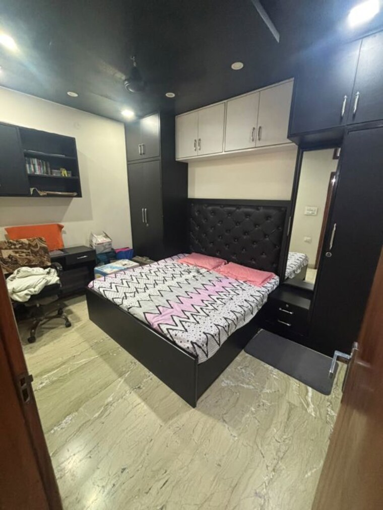 Bedroom, ashok vihar 4 Bedroom 250 Sq.Yd. Apartment In Ashok Vihar Delhi 10596594