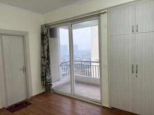 Room in 2 BHK Apartment at Amrapali Golf Homes, Sector 4 Greater Noida – for Sale