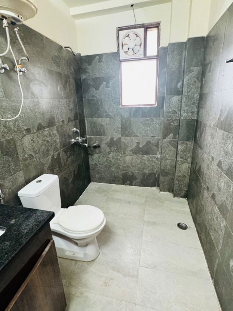 Bathroom, palam vihar 4 Bedroom 3600 Sq.Yd. Builder Floor In Palam Vihar Gurgaon 10601779