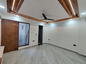Room in 4 BHK Builder Floor at Green Fields Colony – for Rent
